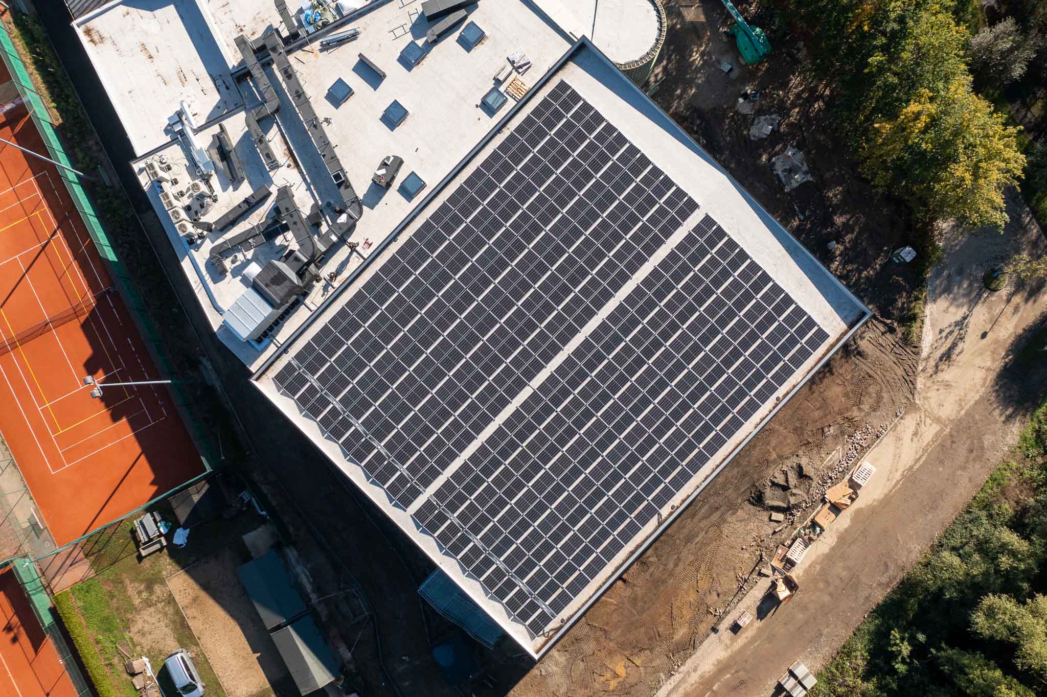 Dak vol zonnepanelen langs boven gefotografeerd met drone