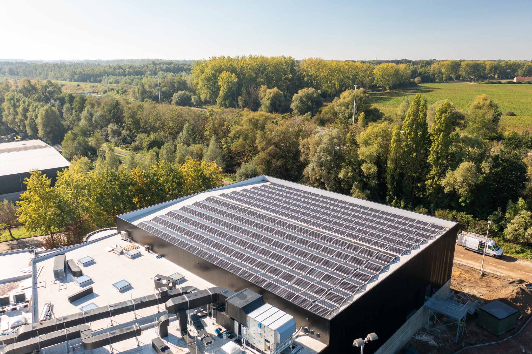 Dak van padelclub bedekt met zonnepanelen