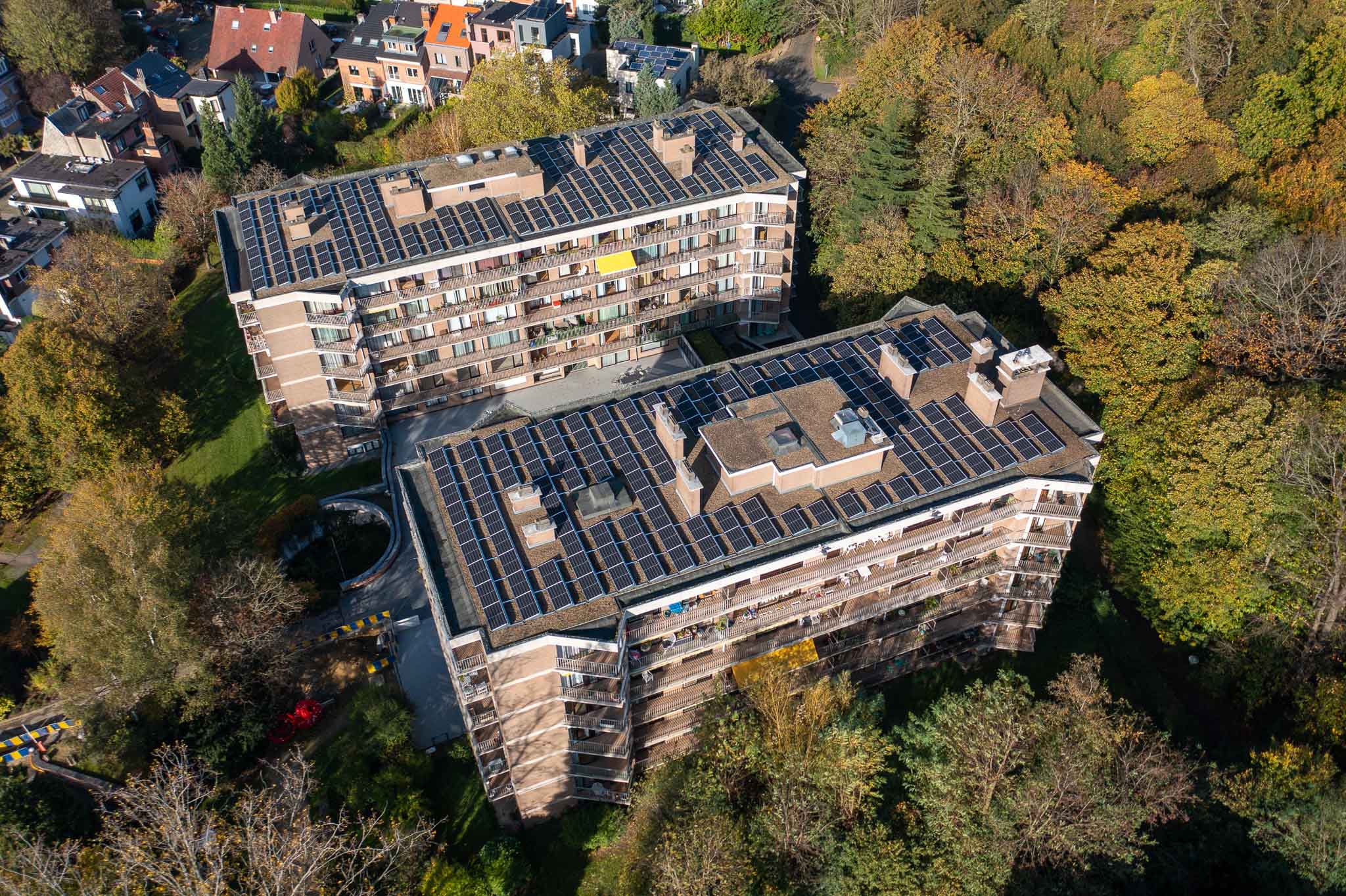 Solar Engineering Partnerschap met UVS Syndici. Luchtfoto zonnepaneel installatie.
