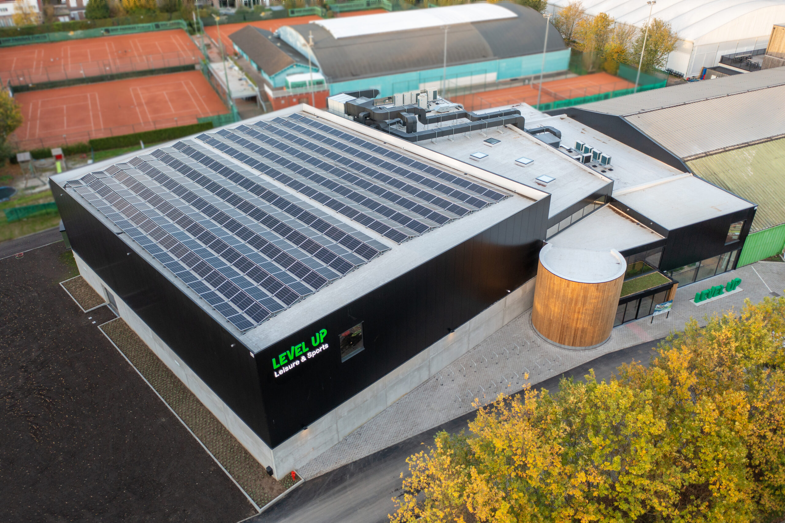 Zonnepaneelsysteem geïnstalleerd door Solar Engineering op het dak van Level Up in Edegem, weerspiegelt de samenwerking tussen duurzame energie en sportieve vooruitgang.